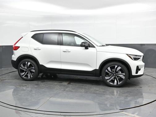 2025 Volvo XC40 B5 Plus Dark Theme