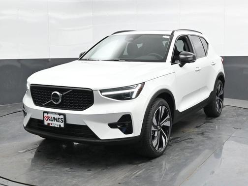 2025 Volvo XC40 B5 Plus Dark Theme