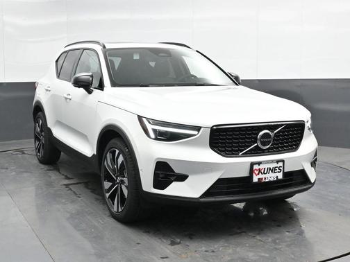 2025 Volvo XC40 B5 Plus Dark Theme