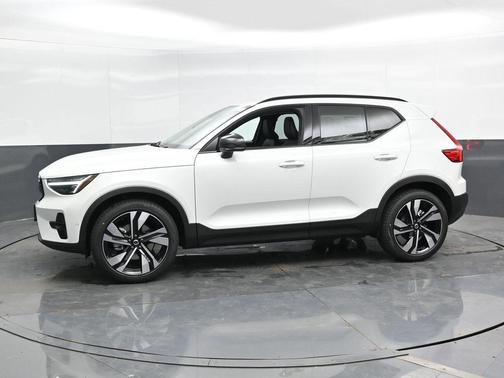 2025 Volvo XC40 B5 Plus Dark Theme