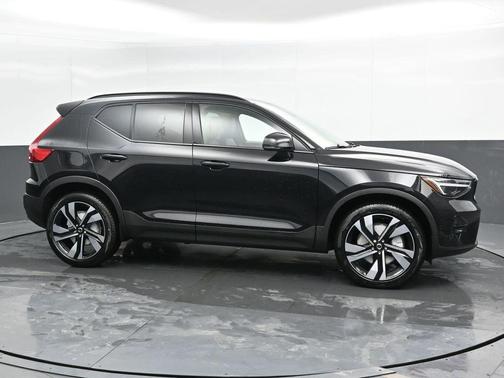 2025 Volvo XC40 B5 Plus Dark Theme