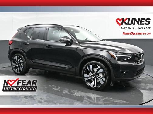 2025 Volvo XC40 B5 Plus Dark Theme