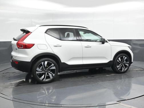 2026 Volvo XC40 B5 Ultra