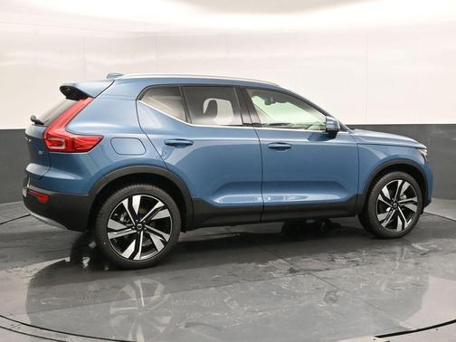 2025 Volvo XC40 B5 Plus Bright Theme