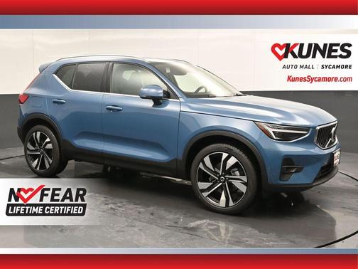 2025 Volvo XC40 B5 Plus Bright Theme