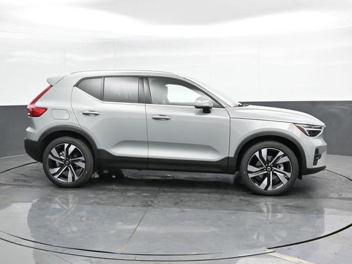 2025 Volvo XC40 B5 Ultra Bright Theme