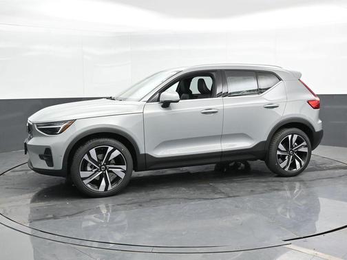 2025 Volvo XC40 B5 Ultra Bright Theme
