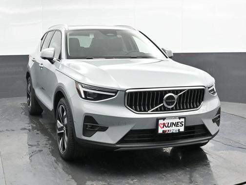 2025 Volvo XC40 B5 Ultra Bright Theme