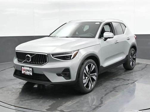 2025 Volvo XC40 B5 Ultra Bright Theme
