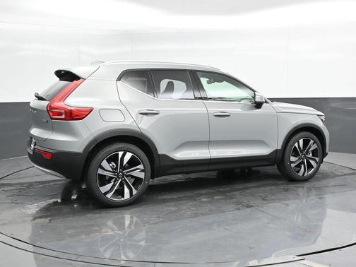 2025 Volvo XC40 B5 Ultra Bright Theme