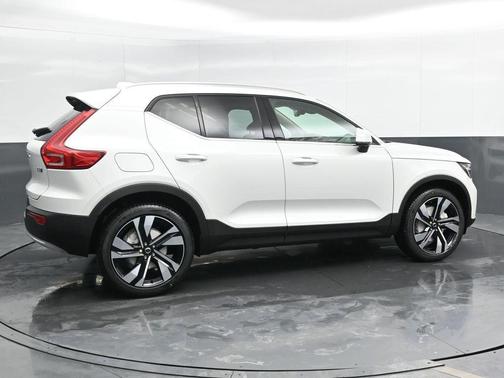 2025 Volvo XC40 B5 Plus Bright Theme