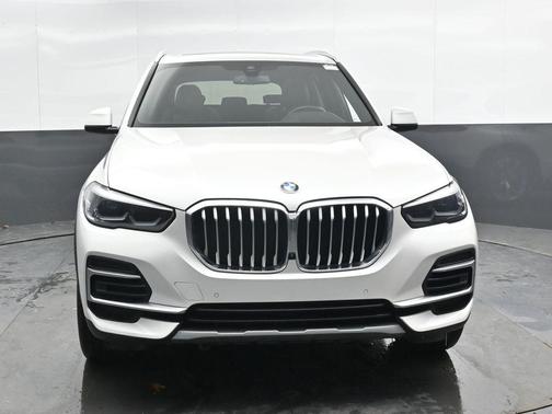 Mineral White Metallic 2023 BMW X5 xDrive40i