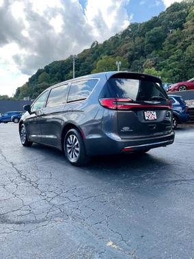 2022 Chrysler Pacifica Hybrid Touring L