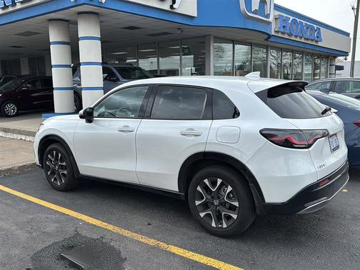 Platinum White Pearl 2026 Honda HR-V