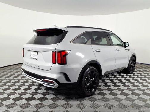 Wolf Gray 2022 Kia Sorento SX