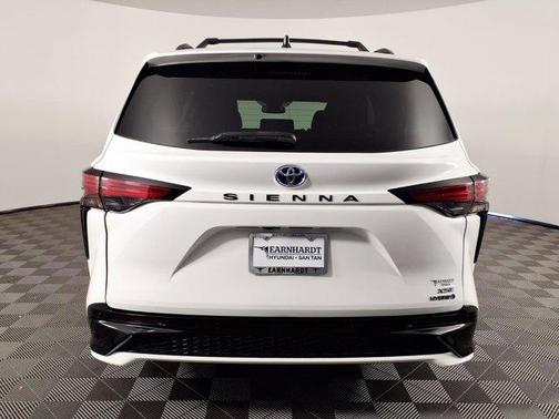 Ice 2024 Toyota Sienna XSE 7 Passenger