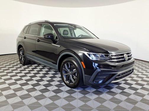 Deep Black Pearl Effect 2022 Volkswagen Tiguan 2.0T SE