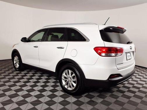 Snow White Pearl 2017 Kia Sorento LX