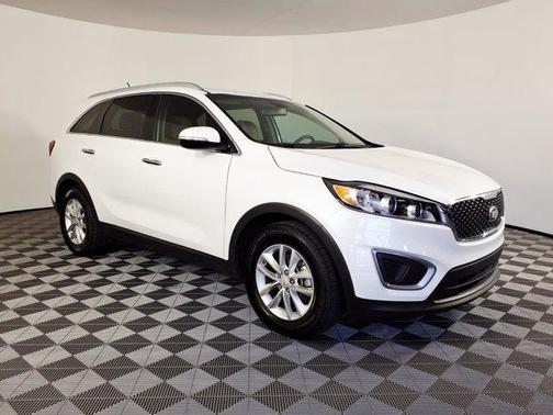 Snow White Pearl 2017 Kia Sorento LX