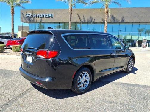 2022 Chrysler Voyager LX
