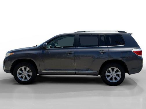 Magnetic Gray Metallic 2013 Toyota Highlander SE