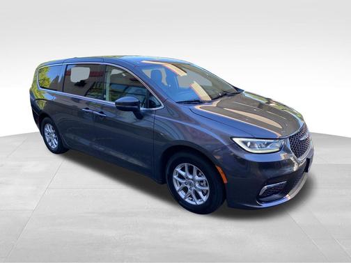 Granite Crystal Metallic Clearcoat 2023 Chrysler Pacifica Touring L