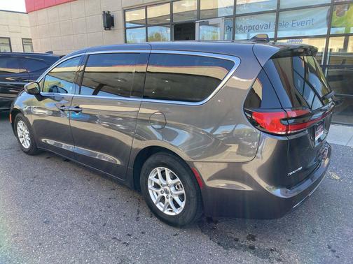 Granite Crystal Metallic Clearcoat 2023 Chrysler Pacifica Touring L