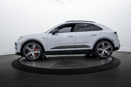 2025 Porsche Macan Turbo