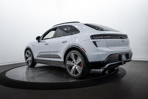 2025 Porsche Macan Turbo