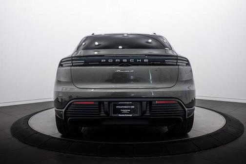 Aventurine Green Metallic 2026 Porsche Macan 4