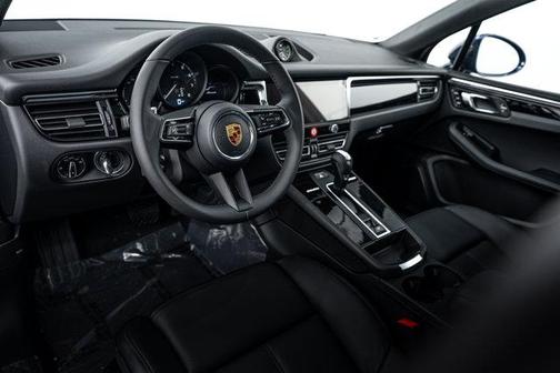 Gentian Blue Metallic 2026 Porsche Macan