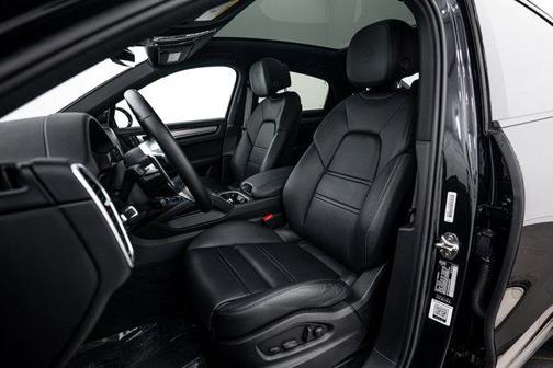 Jet Black Metallic 2022 Porsche Cayenne Platinum Edition