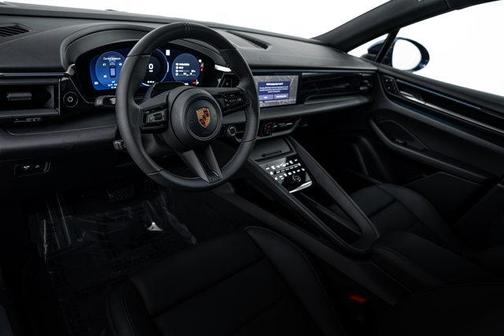 Gentian Blue Metallic 2026 Porsche Macan 4