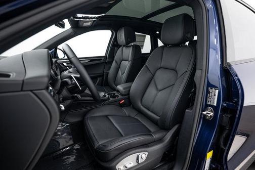 Gentian Blue Metallic 2026 Porsche Macan Base