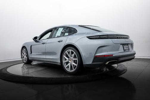 2025 Porsche Panamera 4