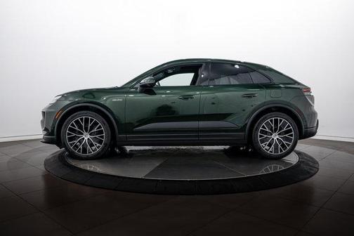 Oak Green Metallic 2026 Porsche Macan 4