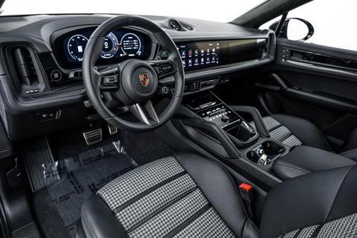 2025 Porsche Cayenne GTS