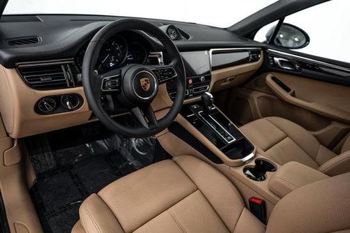Gentian Blue Metallic 2026 Porsche Macan