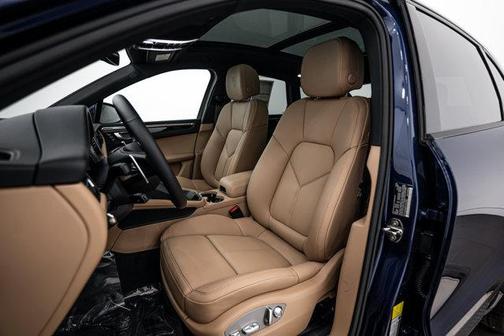 Gentian Blue Metallic 2026 Porsche Macan