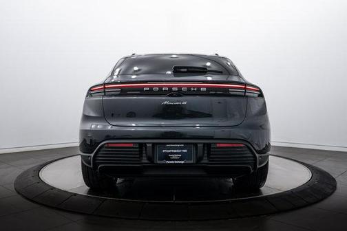 2026 Porsche Macan 4