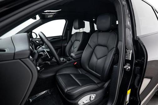 Jet Black Metallic 2022 Porsche Macan