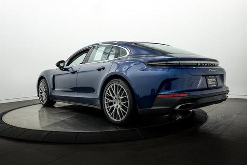 Gentian Blue Metallic 2026 Porsche Panamera 4
