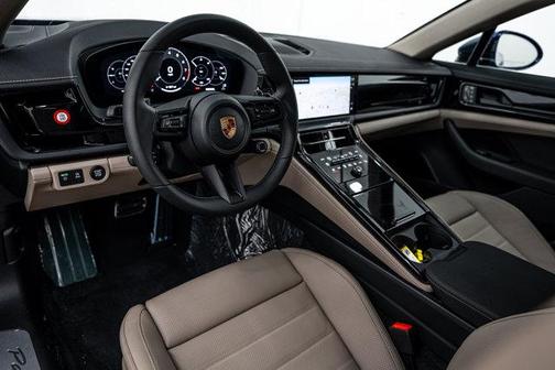 Gentian Blue Metallic 2026 Porsche Panamera 4