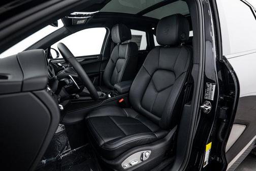 Jet Black Metallic 2026 Porsche Macan Base