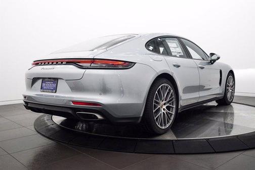 Photo 4 of 23 of 2022 Porsche Panamera 4