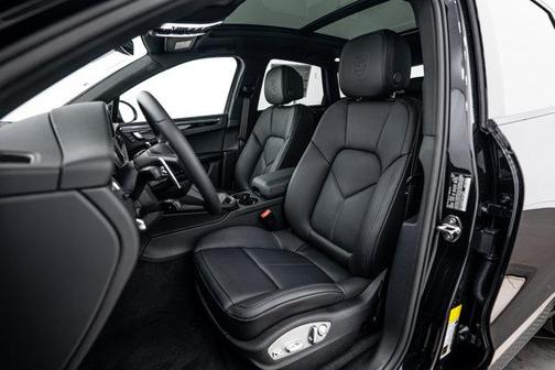Jet Black Metallic 2026 Porsche Macan Base