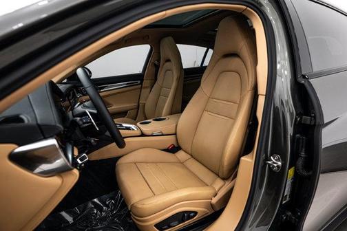 Aventurine Green Metallic 2023 Porsche Panamera 4 Platinum Edition