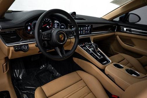 Aventurine Green Metallic 2023 Porsche Panamera 4 Platinum Edition