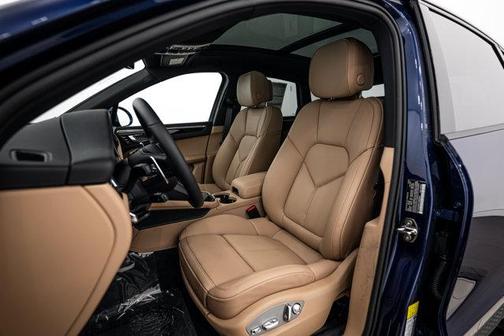 Gentian Blue Metallic 2026 Porsche Macan