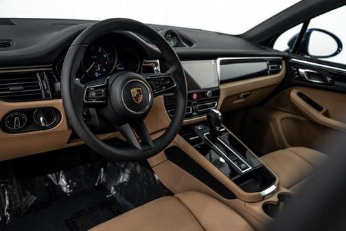 Gentian Blue Metallic 2026 Porsche Macan